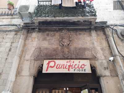 Sull�architrave, retto da due mensoline aggettanti, si notano tre stemmi privi di figura tra tralci fioriti